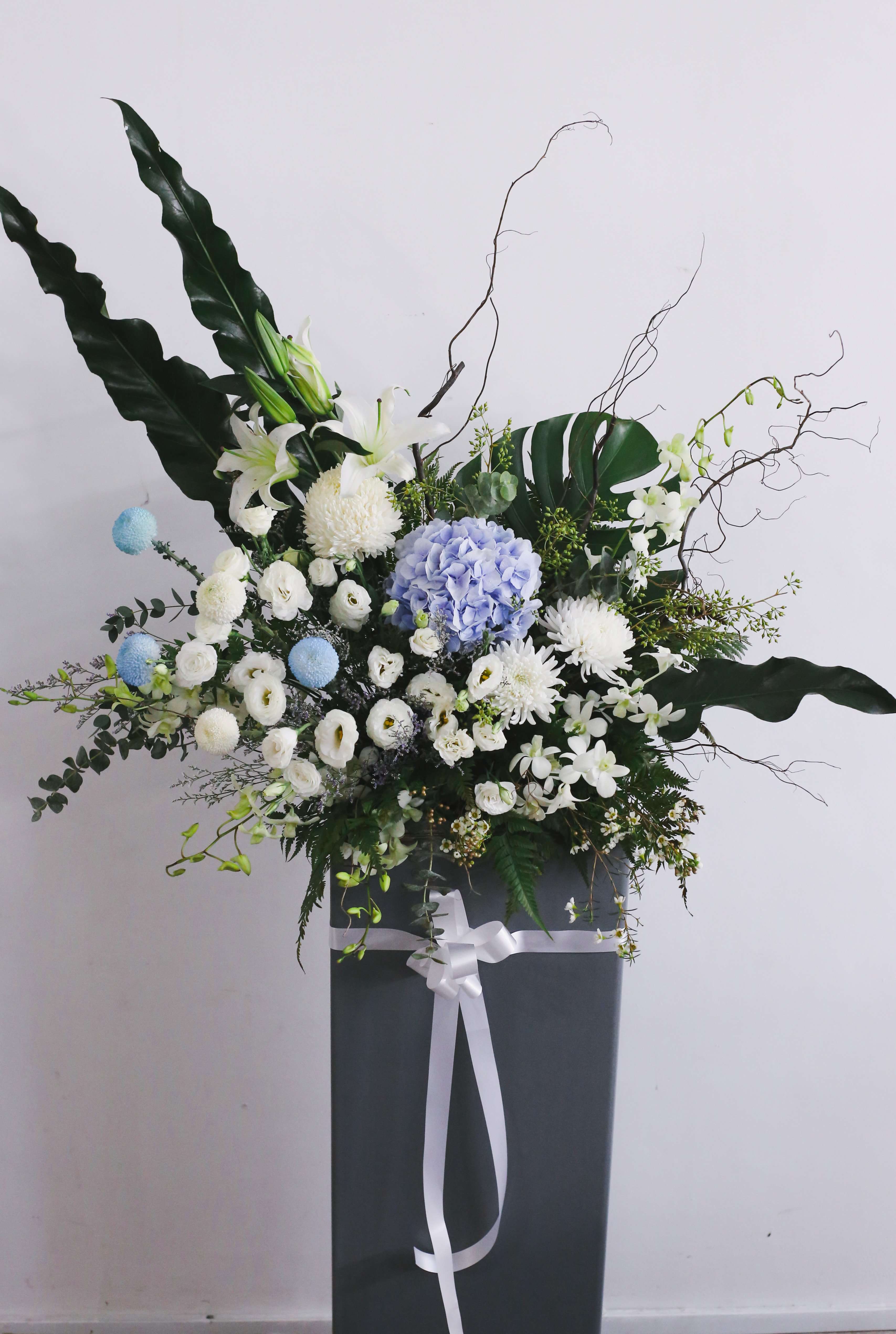 White &amp; Blue Sympathy Flower Stand